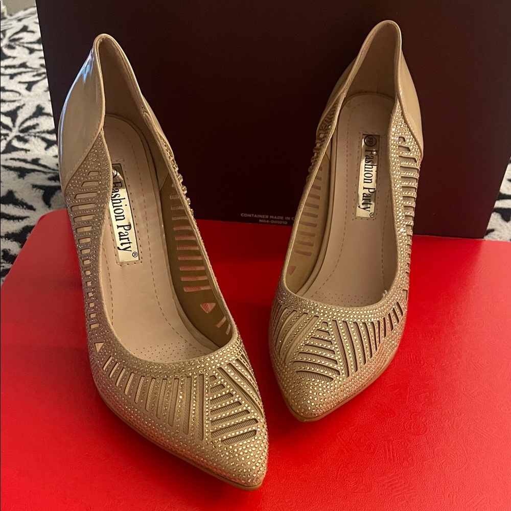 Women's Nude Pointed Toe Cutout Pumps